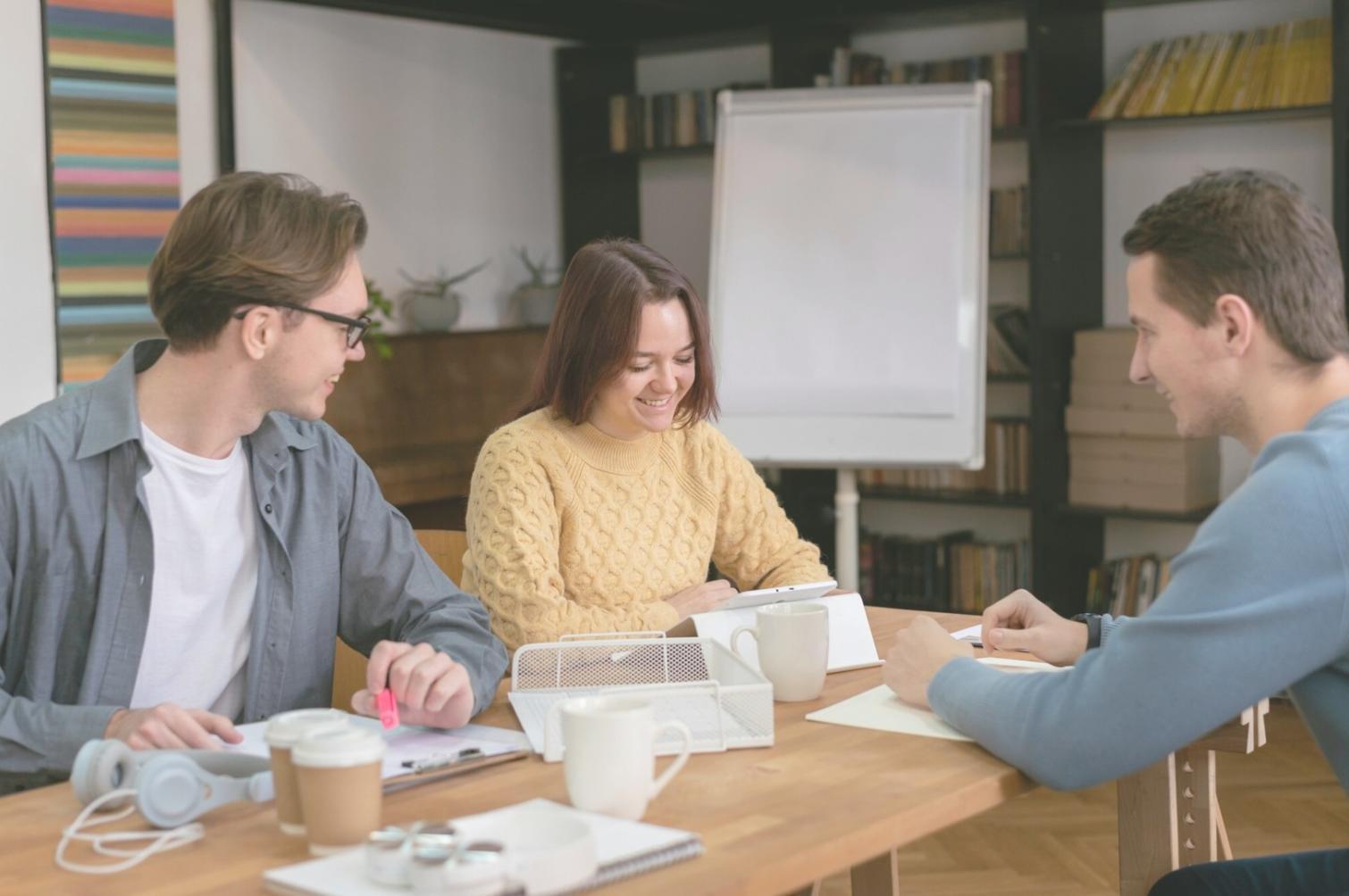 Profesionales analizando datos financieros en sesión de trabajo